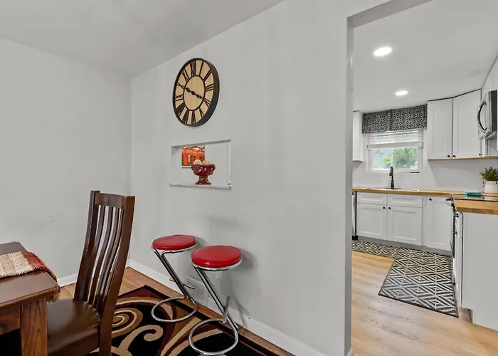 Spacious 4br Home-big Yard Huge Driveway Apartment *