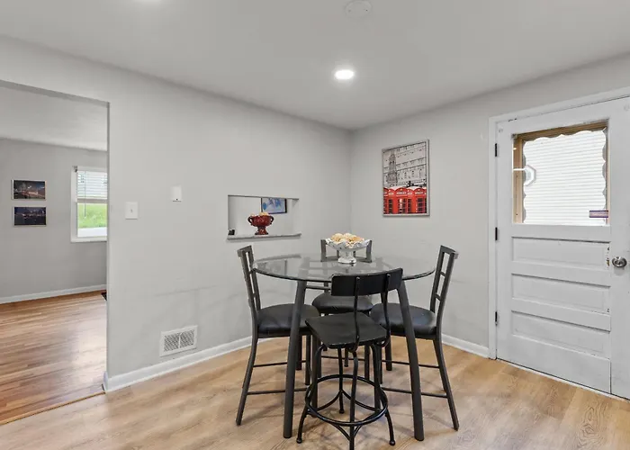 Spacious 4br Home-big Yard Huge Driveway Apartment Pittsburgh