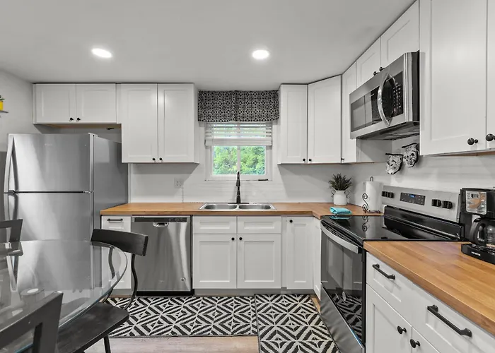 Spacious 4br Home-big Yard Huge Driveway Apartment