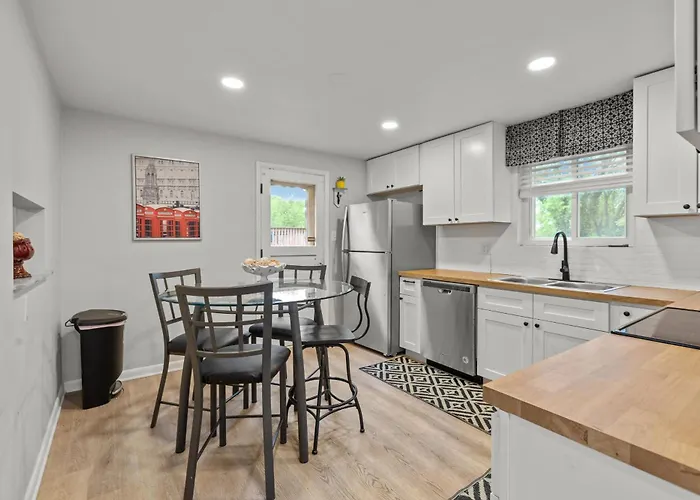 Spacious 4br Home-big Yard Huge Driveway Apartment Pittsburgh