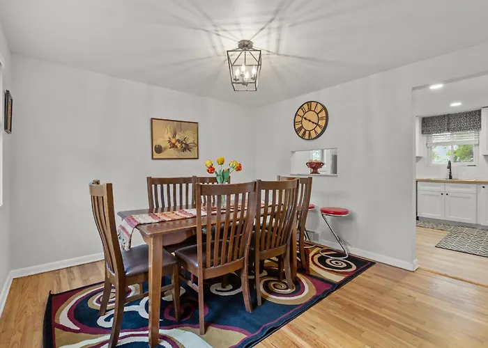 Spacious 4br Home-big Yard Huge Driveway Apartment
